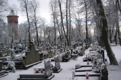 Konserwacja grobów zimą